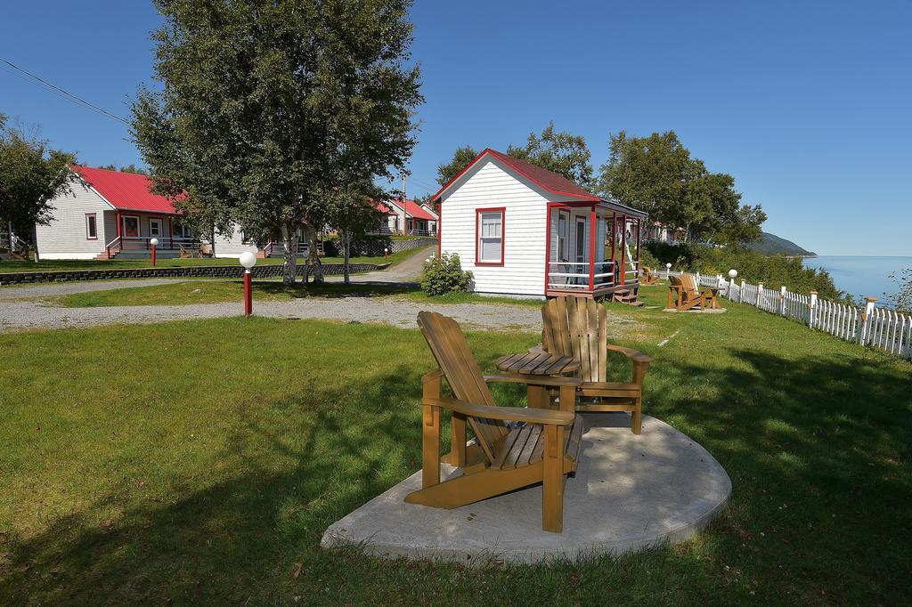 Motel Et Chalets Bo-Fleuve Evangeline Saint-Siméon Exterior foto