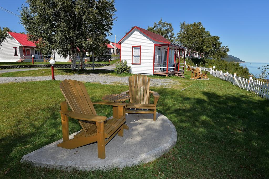 Motel Et Chalets Bo-Fleuve Evangeline Saint-Siméon Exterior foto