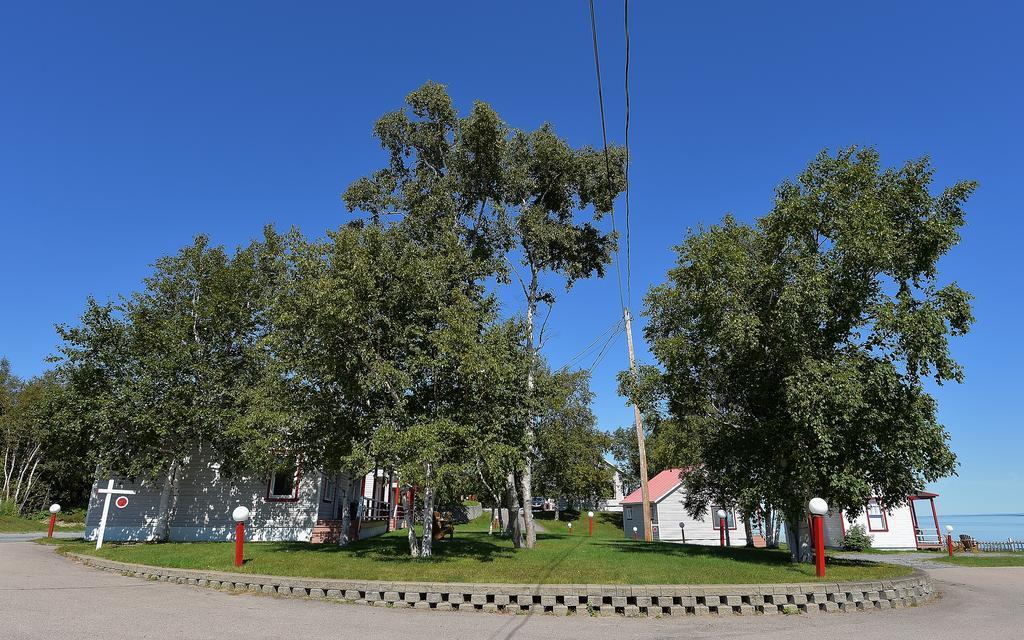 Motel Et Chalets Bo-Fleuve Evangeline Saint-Siméon Exterior foto