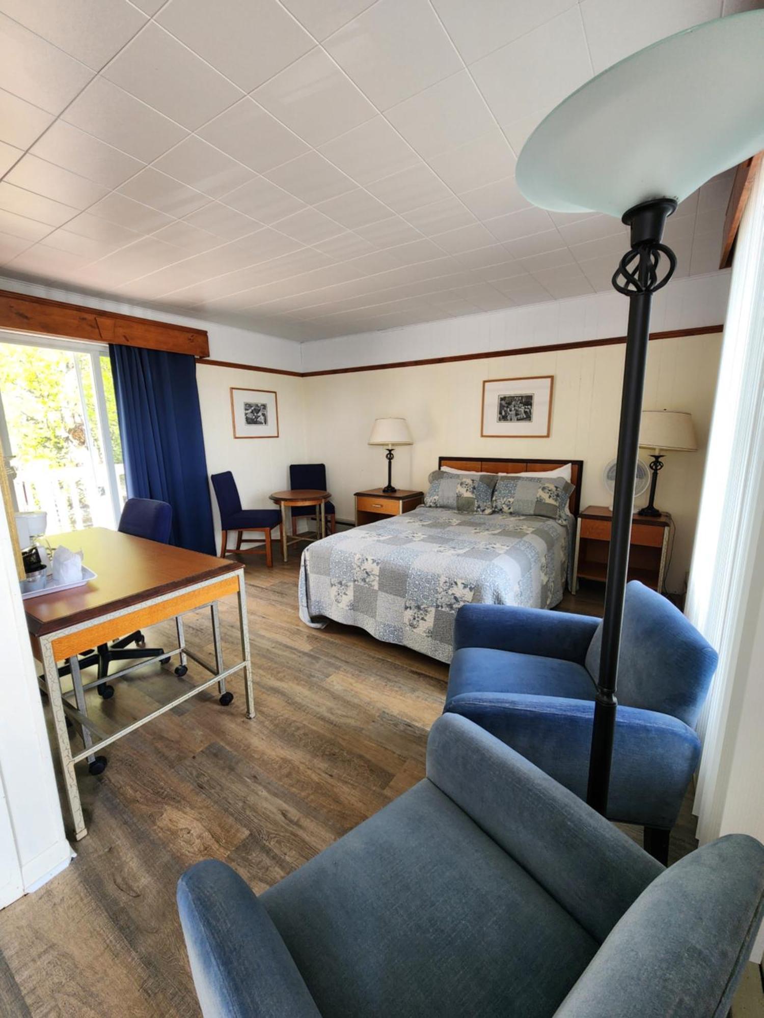 Motel Et Chalets Bo-Fleuve Evangeline Saint-Siméon Exterior foto